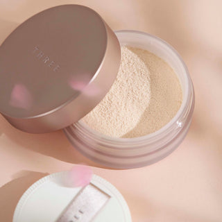 THREE 柔光極致晶透蜜粉【櫻花限定版】