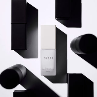 THREE 平衡循環煥白精華