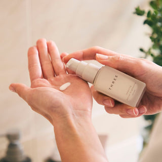 THREE 平衡循環煥白精華